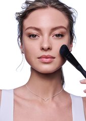 rosacea-applying-foundation-to-skin-prone-to-redness